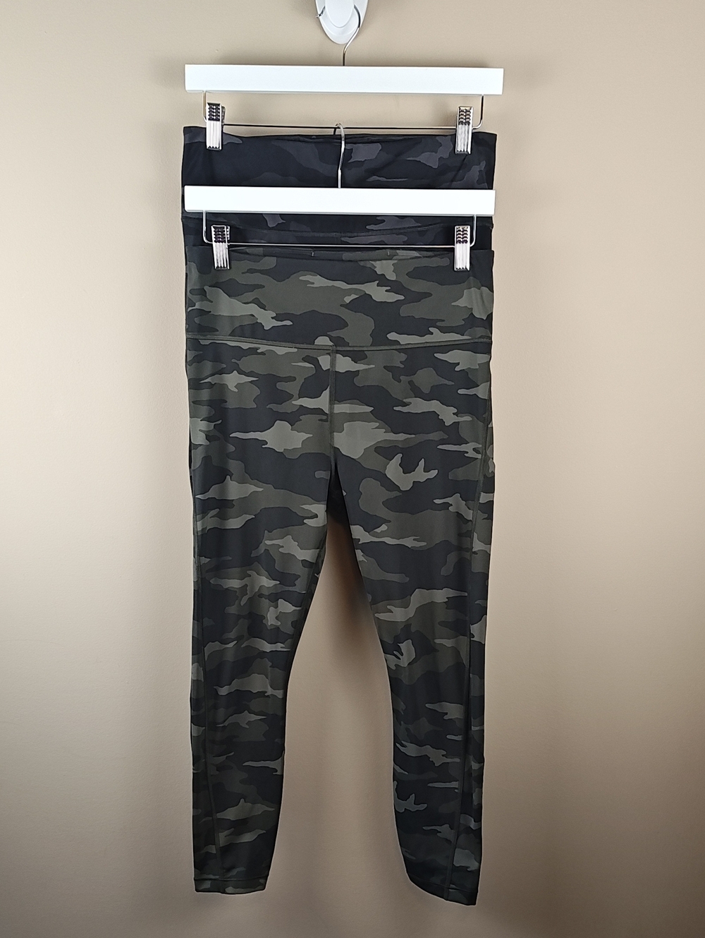 Athleta Camo Ultimate 7/8 Tights in Olive & Black
